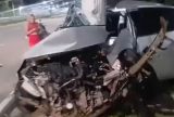 Motorista fica preso às ferragens após colisão com poste na avenida Coronel Teixeira