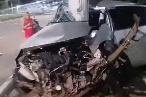 Motorista fica preso às ferragens após colisão com poste na avenida Coronel Teixeira