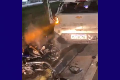 Grave acidente entre moto e carro deixa casal ferido na avenida das Torres