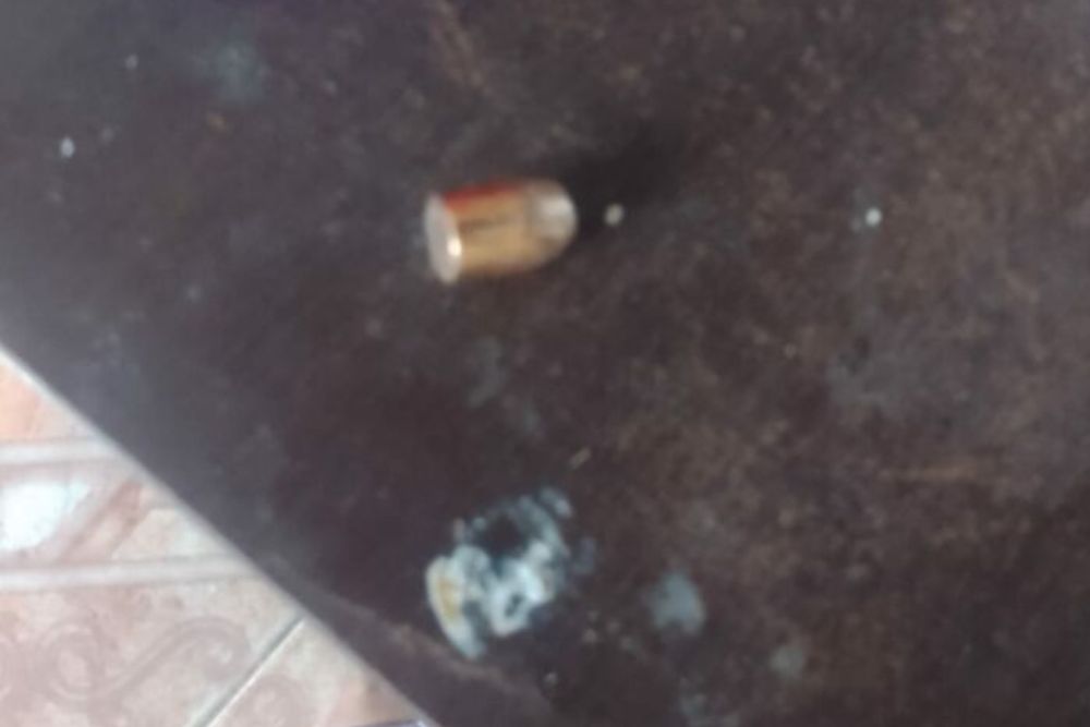Bala perdida atravessa telhado e atinge cozinha de casa na zona norte de Manaus Bala perdida atravessa telhado e atinge cozinha de casa na zona norte de Manaus