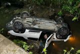 Carro capota e cai em igarapé na zona Sul de Manaus