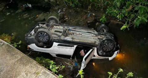 Carro capota e cai em igarapé na zona Sul de Manaus