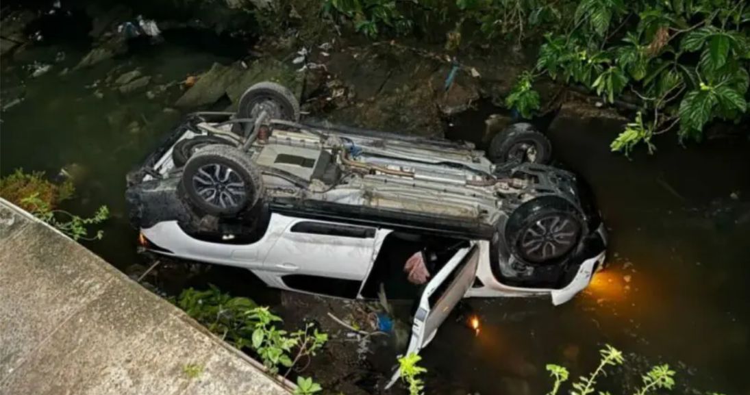 Carro capota e cai em igarapé na zona Sul de Manaus Carro capota e cai em igarapé na zona Sul de Manaus