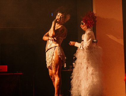 Espetáculo “Sebastião” leva protagonismo LGBTQIAPN+ ao Teatro Gebes Medeiros