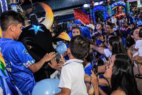 Tarde Alegre Infantil do Caprichoso reúne curumins e cunhantãs no curral Zeca Xibelão