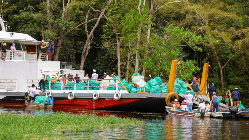 Mutirão mobiliza mais de 200 voluntários para limpar igarapé em Manaus Mutirão mobiliza mais de 200 voluntários para limpar igarapé em Manaus