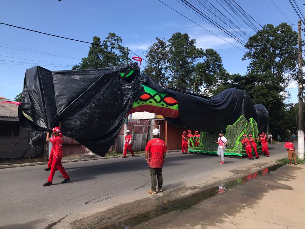 Garantido dá início ao transporte de alegorias para o Bumbódromo de Parintins Garantido dá início ao transporte de alegorias para o Bumbódromo de Parintins