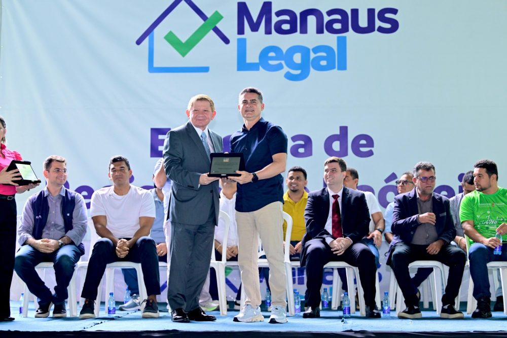 Prefeito David Almeida recebe homenagem do Poder Judiciário por avanços na regularização fundiária em Manaus Prefeito David Almeida recebe homenagem do Poder Judiciário por avanços na regularização fundiária em Manaus