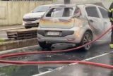 Carro incendeia, às 6h, na avenida São Jorge, mesmo com manhã chuvosa