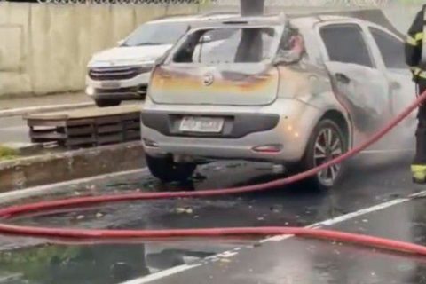 Carro incendeia, às 6h, na avenida São Jorge, mesmo com manhã chuvosa