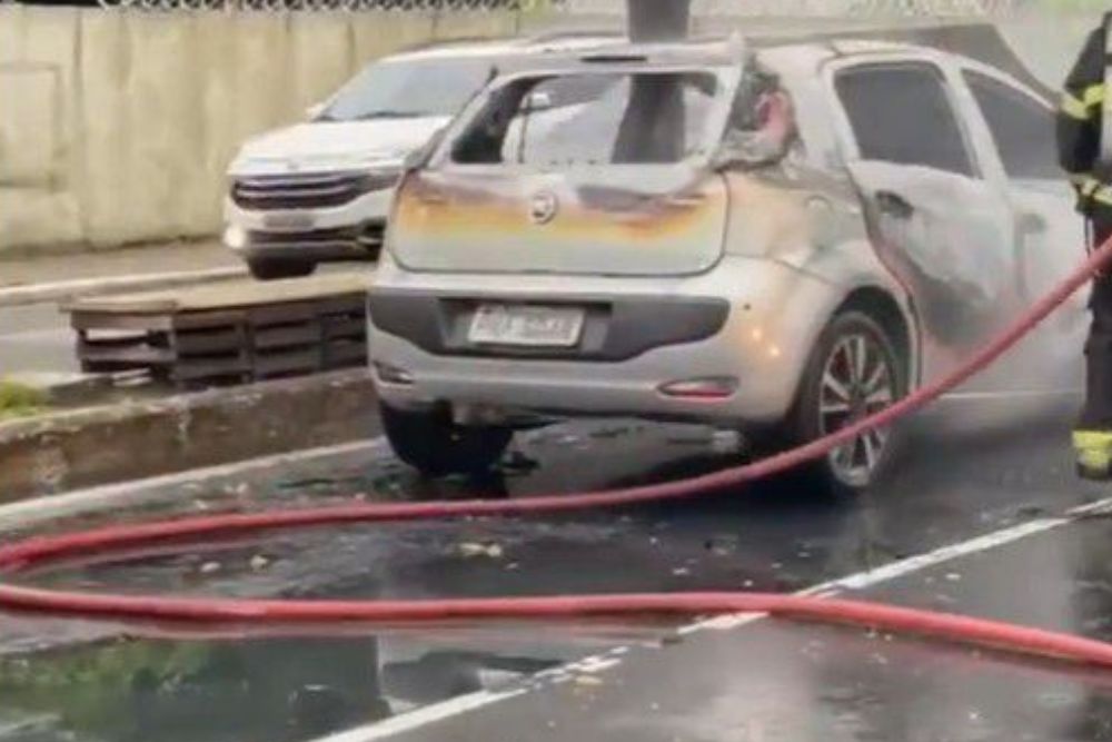 Carro incendeia, às 6h, na avenida São Jorge, mesmo com manhã chuvosa Carro incendeia, às 6h, na avenida São Jorge, mesmo com manhã chuvosa