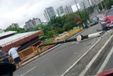 Motorista perde controle e atinge poste na avenida Maceió