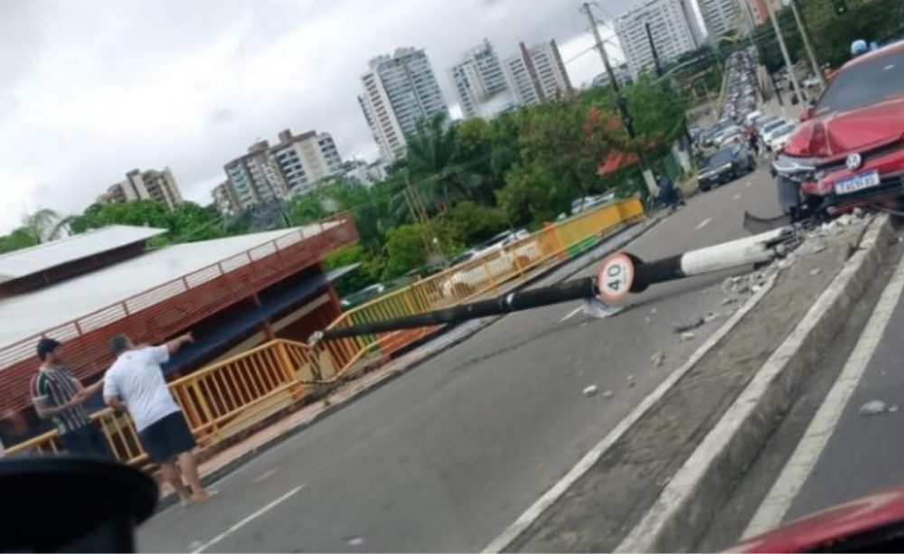 Motorista perde controle e atinge poste na avenida Maceió Motorista perde controle e atinge poste na avenida Maceió