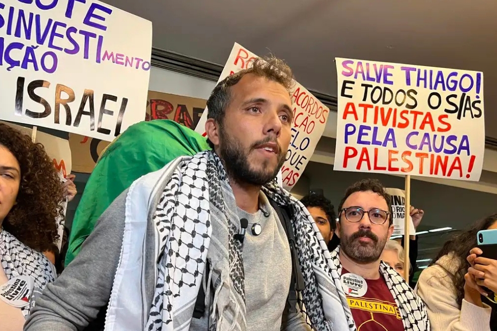 Thiago Ávila retorna ao Brasil após ser detido por Israel em missão humanitária Thiago Ávila retorna ao Brasil após ser detido por Israel em missão humanitária