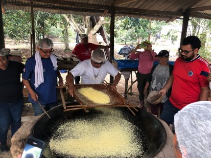 Idam capacita agricultores de Tabatinga na produção de derivados da mandioca