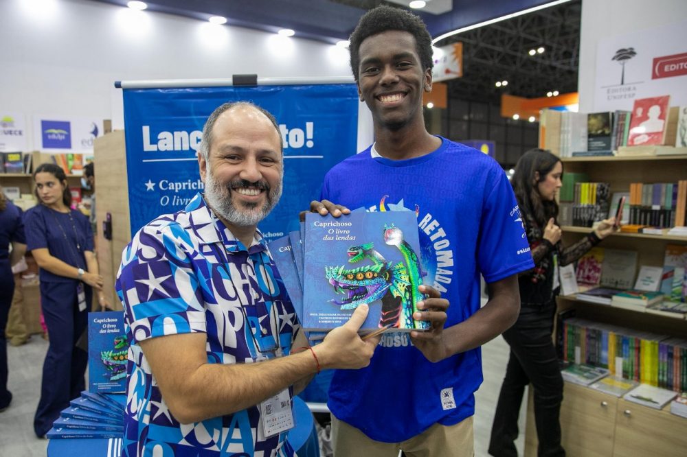 Livro da UEA resgata lendas do Caprichoso e exalta folclore amazônico em estreia na Bienal do Livro Livro da UEA resgata lendas do Caprichoso e exalta folclore amazônico em estreia na Bienal do Livro