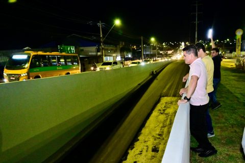Prefeito David Almeida vistoria asfaltamento de túneis e liberação da alça lateral do Complexo Viário Rei Pelé em Manaus