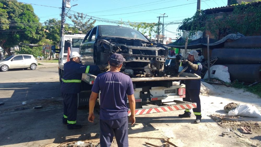 Operação Sucata remove veículos abandonados do bairro Glória e combate focos de doenças Operação Sucata remove veículos abandonados do bairro Glória e combate focos de doenças