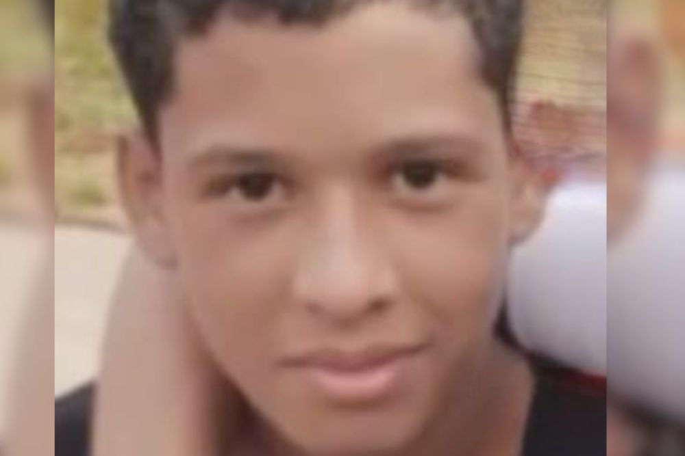 Adolescente é executado com mais de 20 tiros após gesto em foto nas redes sociais Adolescente é executado com mais de 20 tiros após gesto em foto nas redes sociais