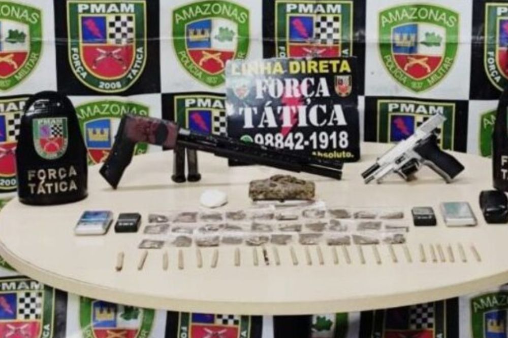 Denúncia anônima leva PM a esconderijo com armas e drogas na zona sul de Manaus Denúncia anônima leva PM a esconderijo com armas e drogas na zona sul de Manaus