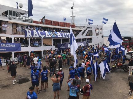 Boi Caprichoso faz festa no Porto de Parintins na recepção do Movimento Marujada