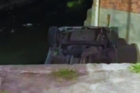 Carro cai em rip-rap após idoso seguir instruções do GPS em Manaus
