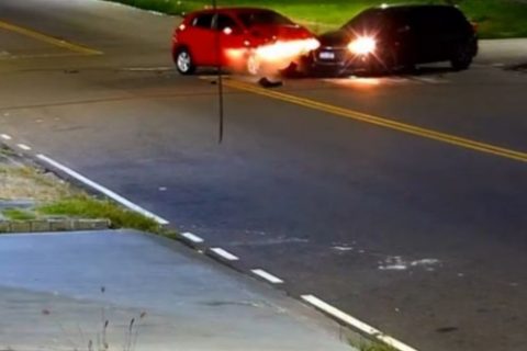 Carros ficam destruídos após colisão em avenida do bairro Cachoeirinha