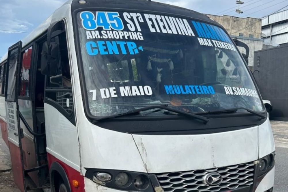 Micro-ônibus que 'fugiu' de fiscalização é removido durante nova blitz em Manaus Micro-ônibus que 'fugiu' de fiscalização é removido durante nova blitz em Manaus