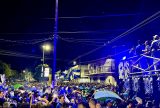 Emoção e alegria no Boi de Rua leva multidão azulada às ruas de Parintins