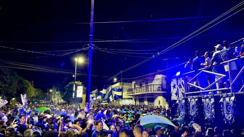 Emoção e alegria no Boi de Rua leva multidão azulada às ruas de Parintins