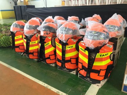 Detran-AM entrega novos capacetes e coletes para mototaxistas de Boa Vista do Ramos