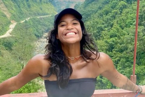 Pai de Juliana Marins se emociona ao abrir mochila da filha após tragédia na Indonésia