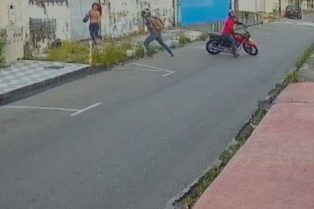 Dupla em motocicleta assalta mulher no bairro Parque 10 Dupla em motocicleta assalta mulher no bairro Parque 10