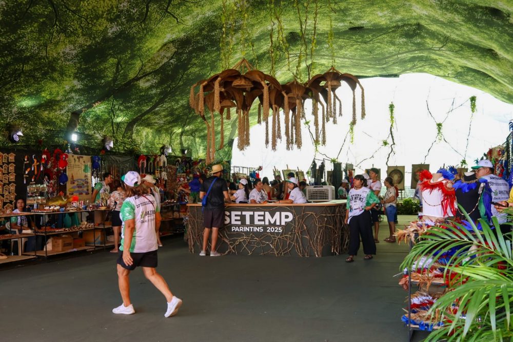 Artesãos e empreendedores solidários recebem estandes para exposição no Festival de Parintins Artesãos e empreendedores solidários recebem estandes para exposição no Festival de Parintins
