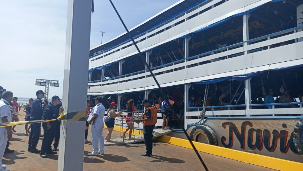 Operação Chapa Quente fiscaliza embarcações que transportam crianças e adolescentes rumo a Parintins Operação Chapa Quente fiscaliza embarcações que transportam crianças e adolescentes rumo a Parintins