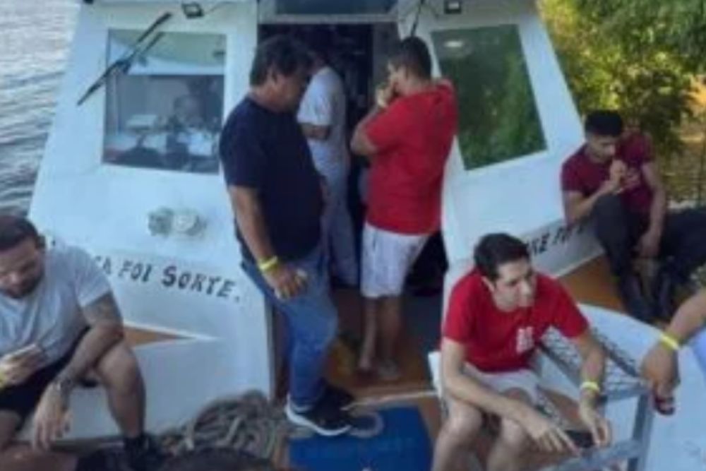 Lancha sofre falha mecânica e fica à deriva no Rio Amazonas após sair de Parintins Lancha sofre falha mecânica e fica à deriva no Rio Amazonas após sair de Parintins