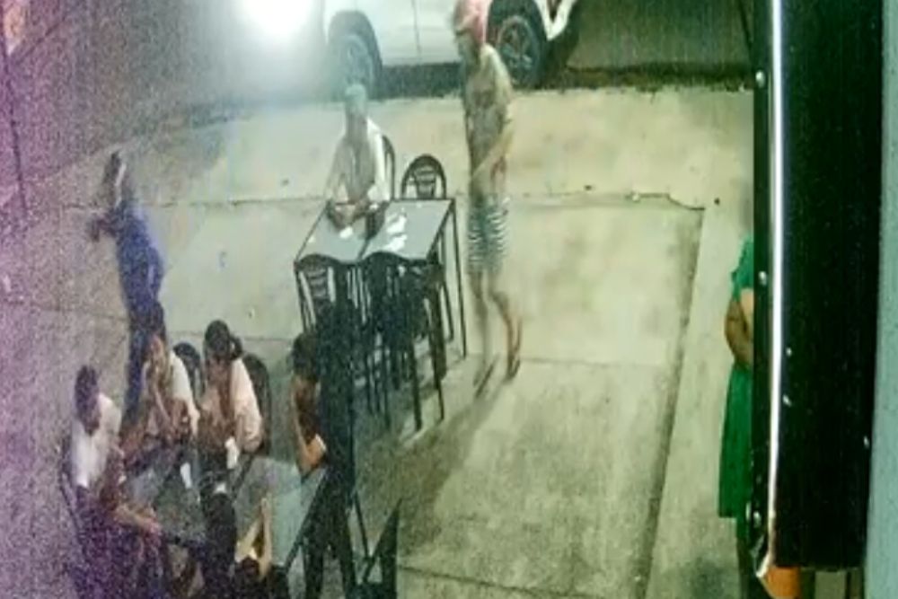 Criminosos rendem v&iacute;timas em lanchonete no Jorge Teixeira e s&atilde;o presos com celulares e simulacro