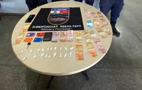 Com drogas e armas, dupla é presa por tráfico após denúncias em Manaus