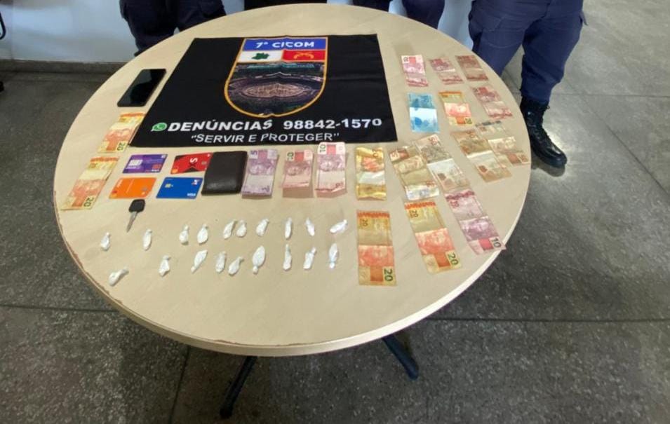 Com drogas e armas, dupla é presa por tráfico após denúncias em Manaus Com drogas e armas, dupla é presa por tráfico após denúncias em Manaus