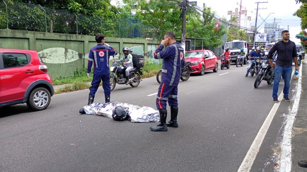 Motociclista morre atropelado na avenida Ephigênio Salles Motociclista morre atropelado na avenida Ephigênio Salles