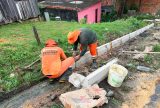 Rua do bairro da Paz recebe sarjeta e meio-fio para melhorar escoamento de águas