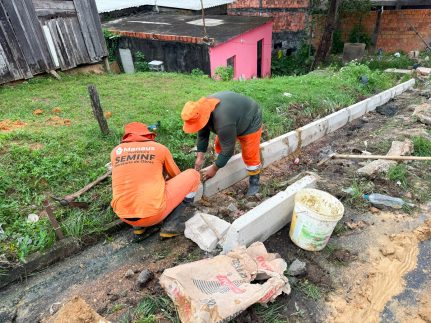 Rua do bairro da Paz recebe sarjeta e meio-fio para melhorar escoamento de águas