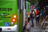 Mulher fica ferida após cair de ônibus na avenida Max Teixeira