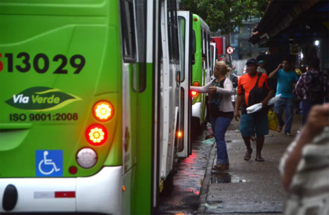 Mulher fica ferida após cair de ônibus na avenida Max Teixeira