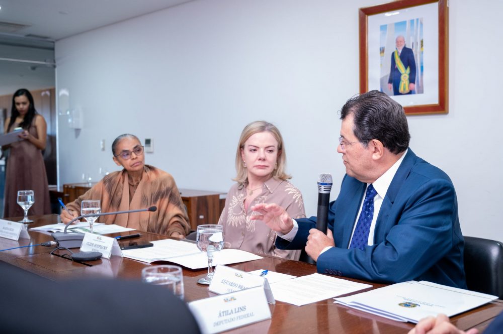 Senador Eduardo Braga articula medidas para conter crise fundiária e ambiental no Sul do Amazonas Senador Eduardo Braga articula medidas para conter crise fundiária e ambiental no Sul do Amazonas
