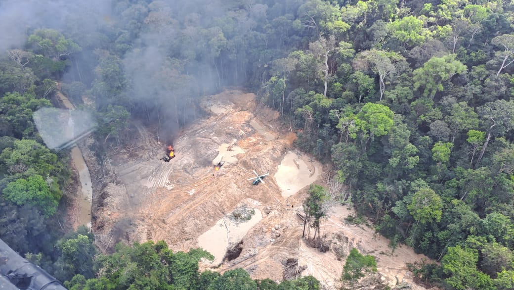 Ibama apreende equipamentos e desmonta garimpo ilegal no interior do Parque Nacional dos Campos Amazônicos Ibama apreende equipamentos e desmonta garimpo ilegal no interior do Parque Nacional dos Campos Amazônicos