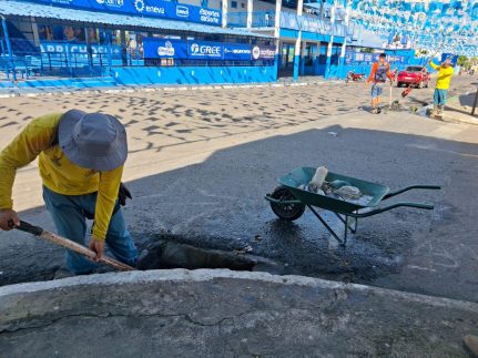 Parintins intensifica limpeza de ruas e espaços públicos após a Festa dos Bumbás