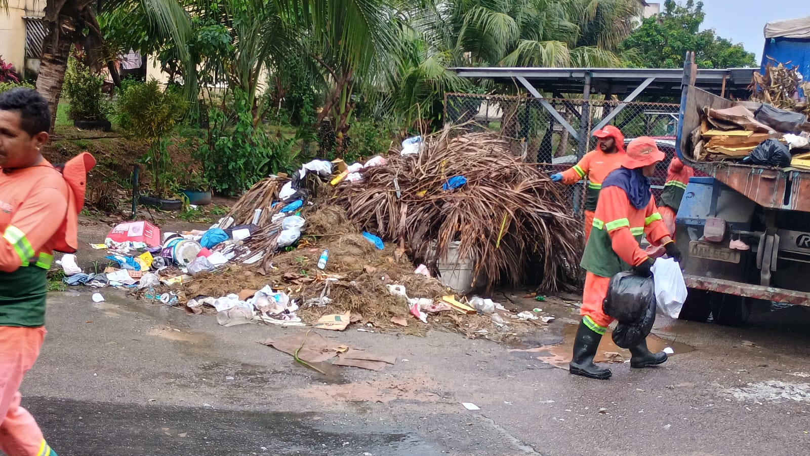 Em dia de chuva, Prefeitura de Manaus remove mais de 20 pontos de descarte irregular de lixo Em dia de chuva, Prefeitura de Manaus remove mais de 20 pontos de descarte irregular de lixo