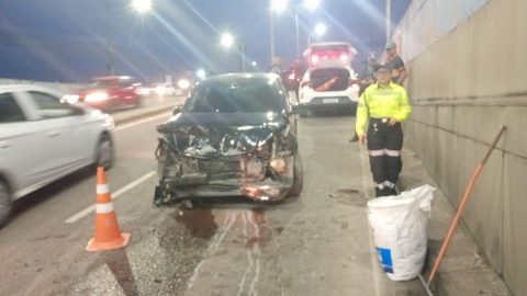 Colisão entre carro e micro-ônibus deixa três feridos na zona leste de Manaus