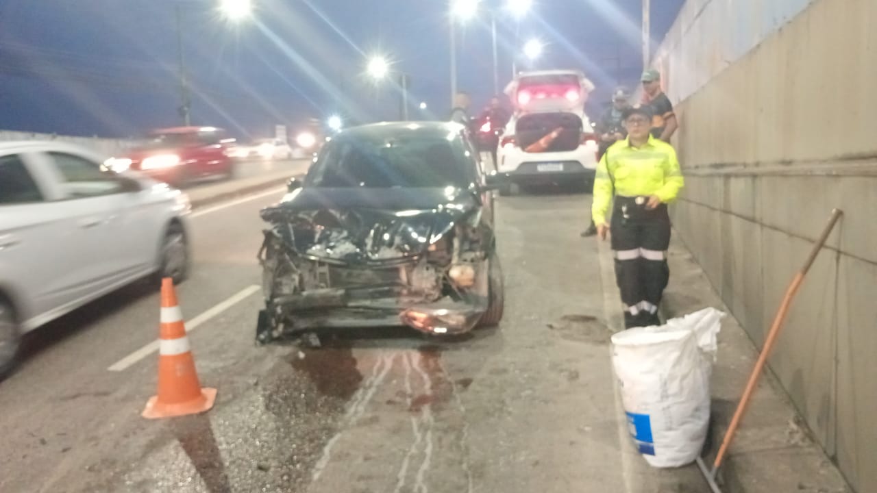 Colisão entre carro e micro-ônibus deixa três feridos na zona leste de Manaus Colisão entre carro e micro-ônibus deixa três feridos na zona leste de Manaus